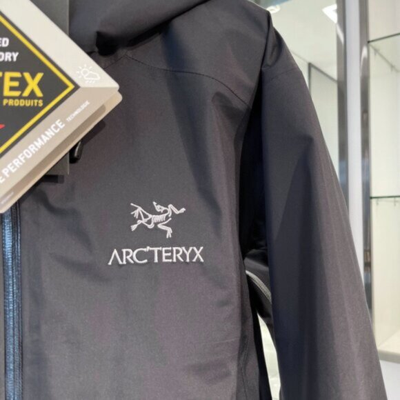 Arc’teryx Beta Series Beta LT Hooded Hardshell Jacket - Picture 3 of 9